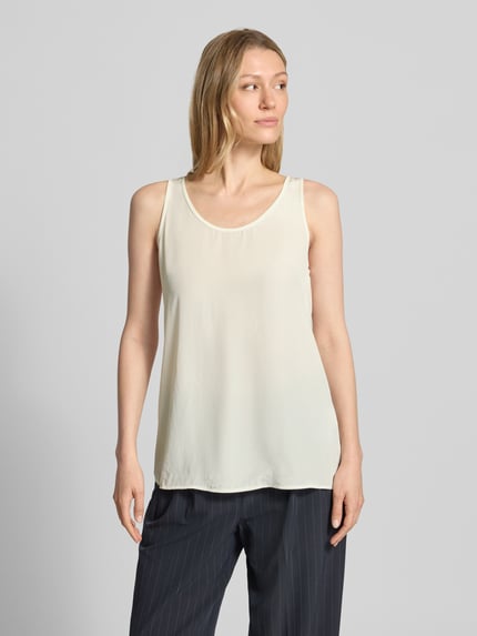 Kobiece modelka nosi Blusenshirt mit Rundhalsausschnitt und Label-Detail von Marc Cain z satyny, krój straight fit, okrągły dekolt, długość tyłu w rozmiarze 36: 52 cm, jasny kolor, gładka faktura, całkowite ujęcie przodem.