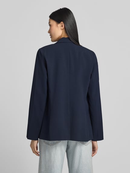 Frauenmodel trägt Relaxed Fit Blazer mit Reverskragen Modell 'Danta' von B.Young, dunkelblau, Material-Mix mit Viskose-Anteil, Ganzkörperansicht Rückansicht.