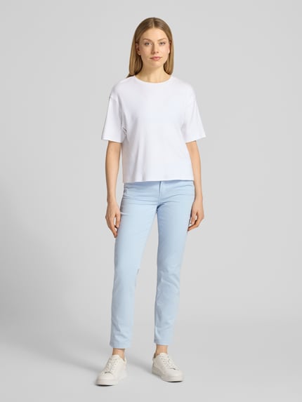 Modelka nosi Cropped Hose mit Eingrifftaschen Modell 'PIPER' von Cambio, bawełna, krój slim fit, jasnoniebieski, całkowity widok z przodu