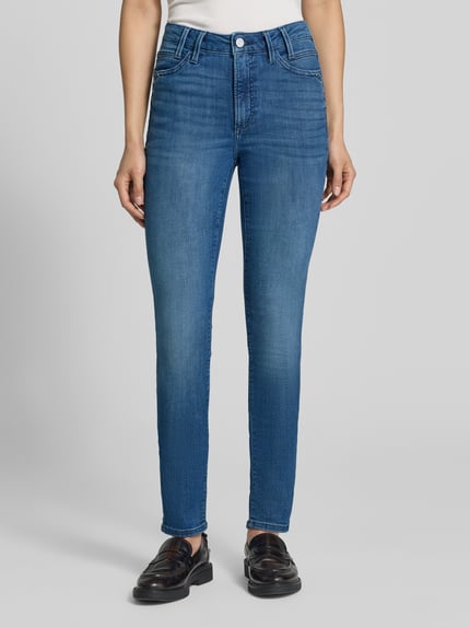 Frauenmodel trägt Skinny Fit Jeans aus Baumwoll-Mix Modell 'Izabell' von s.Oliver RED LABEL in mittlerem Blau mit leichter Waschung, Ganzkörperansicht von vorne. Damen Skinny Fit Jeans von s.Oliver RED LABEL.