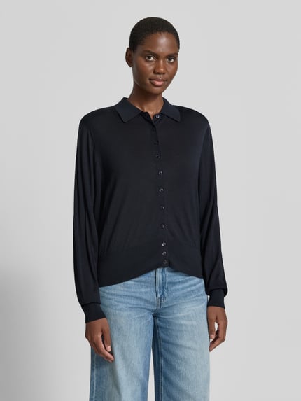 Frauenmodel trägt Regular Fit Cardigan aus reiner Wolle Modell 'BOSTON' von ba&sh in Dunkelblau, Umlegekragen, Langarm, Ganzkörperansicht von vorne.