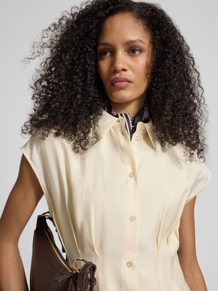 Frauenmodel trägt Taillierte Bluse aus Modal-Mix von Jake*s Collection in Creme, Hemdblusenkragen, Knopfleiste, Nahaufnahme Oberkörper, Rückenlänge bei Größe 38: 55 cm.