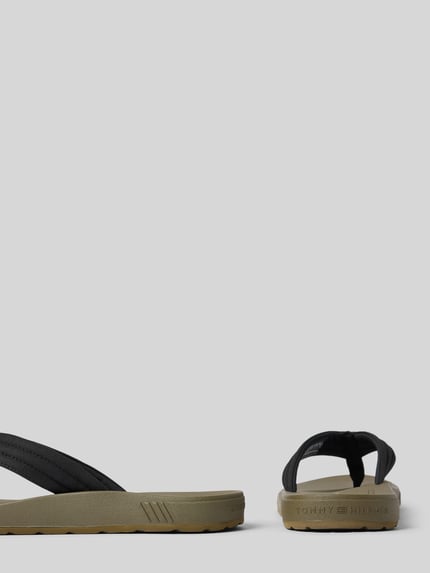 Produktfoto, Flip Flops mit Label-Applikation von Tommy Hilfiger, jednokolorowy, zaokrąglony nosek buta, płaska podeszwa, aplikacja z metką, bez zapięcia, wyprofilowana podeszwa