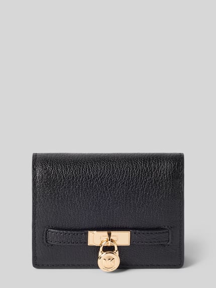 Produktfoto, Portemonnaie aus echtem Leder Modell 'HAMILTON' von MICHAEL Michael Kors in Schwarz mit Strukturmuster und metallic Logo-Anhänger.