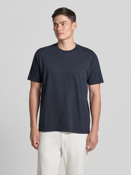 Männermodel trägt Relaxed Fit T-Shirt aus reiner Baumwolle von Marc O'Polo in Optik: Unifarben, Jersey, Rundhals, Kurzarm, Ganzkörperansicht von vorne.