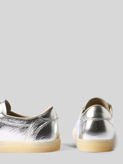Produktfoto, Sneaker aus echtem Leder mit Logo-Prägung von Copenhagen, silberfarben, abgerundet, glatte Sohle, Absatzhöhe 2 cm, Schafthöhe 7 cm, Schaftweite 8 cm