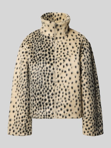 Produktfoto, Jacke aus Kunstfell mit Stehkragen von Gina Tricot in Beige mit schwarzen Flecken, Regular Fit, weiche Textur, Reißverschluss, Schulterbreite 48 cm, Rückenlänge 58 cm, Brustweite 52 cm, Ärmellänge 59 cm