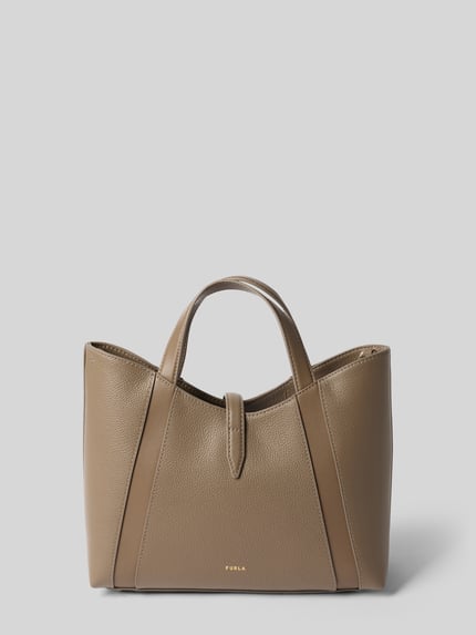 Produktfoto, torebka aus echtem Leder mit Logo-Detail Modell 'Goccia' von FURLA, Główna przegroda z zapięciem na magnes, regulowany pasek na ramię, Szerokość w rozmiarze 1: 31 cm, Długość w rozmiarze 1: 22 cm, Głębokość w rozmiarze 1: 11 cm, długość paska: 26 cm, kolor beżowy, matowa faktura, prosta forma