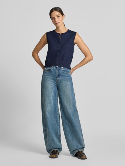 Frauenmodel trägt Strickweste aus Viskose-Mix mit Knopfleiste von Christian Berg Woman, Regular Fit, Rundhalsausschnitt, blaue Farbe, Ganzkörperansicht von vorne.