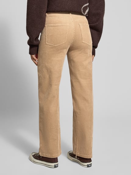 Frauenmodel trägt Wide Leg Cordhose aus Baumwoll-Mix Modell 'Tomma' von Marc O'Polo DENIM, beige, Cordstruktur, Ganzkörperansicht Rückansicht.
