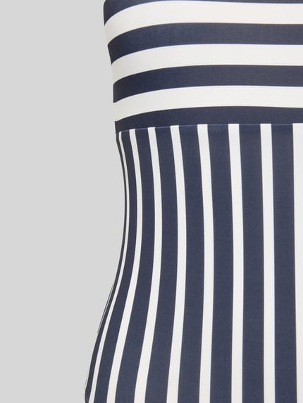 Frauenmodel trägt Badeanzug mit tiefem Rundhalsausschnitt von Michael Kors, navy-weiß gestreift, Material-Mix mit Stretch, Nahaufnahme Oberkörper.