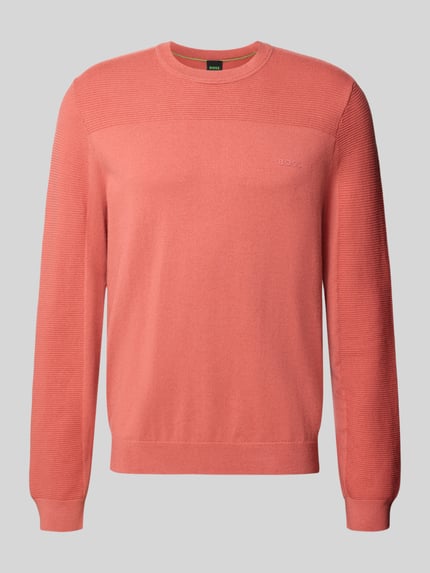 Produktfoto, Pullover mit Logo-Schriftzug von BOSS in Koralle, Strukturmuster, Regular Fit, Rundhals, langarm, Strick, Logo-Applikation