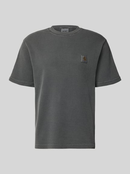 Produktfoto, T-shirt met structuurpatroon model 'Nelson' van Carhartt Work In Progress in grijs, puur katoen, relaxed fit, labeldetail, ronde hals, ruglengte maat M 70 cm