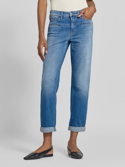 Frauenmodel trägt blaue Slim Fit Jeans aus Baumwoll-Mix Modell 'PEARLIE' von CAMBIO, Damen Slim Fit Jeans, Nahaufnahme Oberkörper.