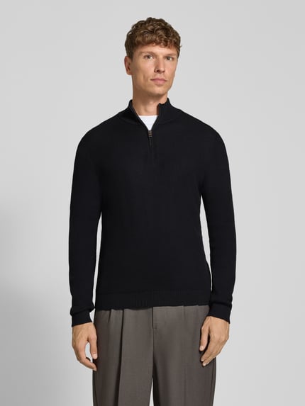 Männermodel trägt Regular Fit Troyer aus reiner Baumwolle von S.OLIVER CASUAL, unifarben in Strickoptik, Ganzkörperansicht von vorne.