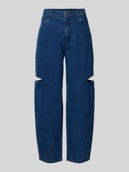 Produktfoto, Barrel Jeans mit seitlichen Cut Outs von Karo Kauer z bawełny, krój loose fit, 5 kieszeni, zapięcie na guzik i zamek błyskawiczny, szerokość w rozmiarze S: 38 cm, długość wewnętrzna nogawki w rozmiarze S: 71 cm