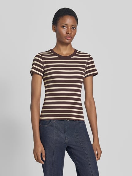 Vrouwenmodel draagt t-shirt met bruine en beige strepen, riblook, slim fit, ronde hals, Model 'KOALE' van DRYKORN, puur katoen, ruglengte bij maat S 53 cm, geheellichaamsaanzicht van voren