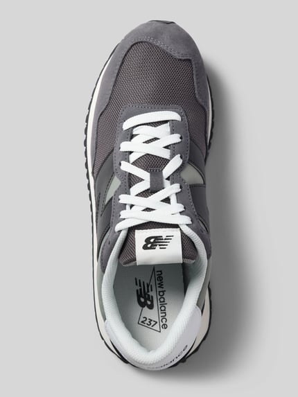Produktfoto, Sneaker aus echtem Rindsleder von New Balance, Herren Sneaker, grau-weiße Farbtöne, Mesh und Glattleder, Oberansicht