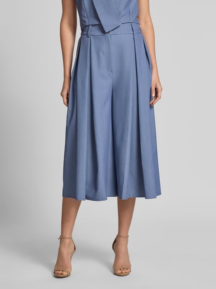 Vrouwenmodel draagt Culotte mit Biesen und Eingrifftaschen van Rinascimento in lichtblauw, loose fit, elastische tailleband, knoop- en ritssluiting, viscosemix, steekzakken, vooraanzicht volledige lichaamsopname.