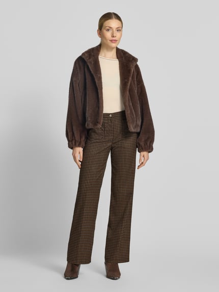 Frauenmodel trägt Wide Leg Pants mit aufgesetzten Eingrifftaschen von Christian Berg Woman im karierten Braunton, Material-Mix mit Viskose-Anteil, Knopf- und Reißverschluss, Ganzkörperansicht von vorne.