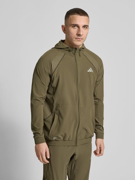 Männermodel trägt Regular Fit Trainingsjacke mit Kapuze von adidas Training in Oliv, Optik: Unifarben, Nahaufnahme Oberkörper