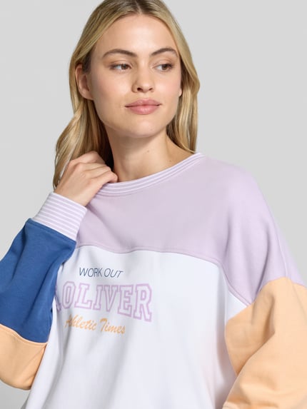Frauenmodel trägt Relaxed Fit Sweatshirt aus Baumwoll-Mix - s.Oliver x Heidi Klum von s.Oliver RED LABEL in Pastellfarben, Nahaufnahme Oberkörper