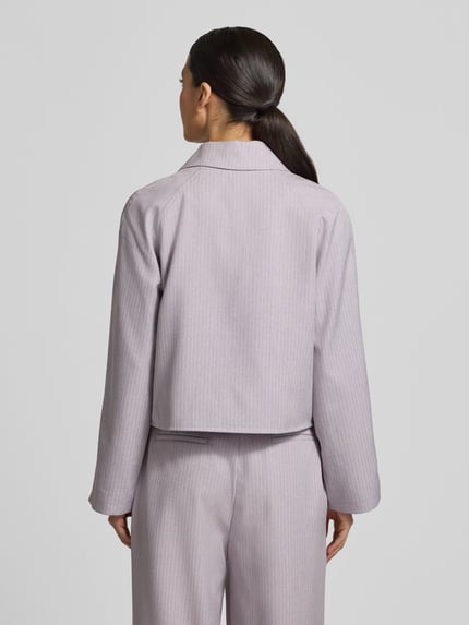 Kobiece model prezentuje Regular Fit Blazer mit Reverskragen Modell 'Amiri' od LOLLYS LAUNDRY, mieszanka materiałów z dodatkiem wiskozy, dwurzędowy, kolor jasnofioletowy, delikatna faktura prążkowana, długość tyłu w rozmiarze S 50 cm, szerokość w rozmiarze S 49 cm, długość rękawów w rozmiarze S 59 cm, widok całej sylwetki z tyłu