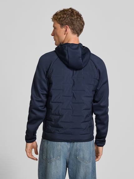 Männermodel trägt Hybrid Jacke mit Kapuze Modell 'PERFECT' von JACK & JONES in Dunkelblau, gerader Schnitt, Ganzkörperansicht Rückansicht.