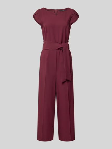Produktfoto, Regular Fit Jumpsuit mit wiązanym paskiem od Betty Barclay, głęboki bordowy kolor, proste nogawki, gładka tekstura