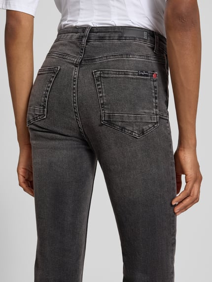 Frauenmodel trägt Straight Fit Jeans aus Baumwoll-Mix Modell 'JOYCE' von Cars Jeans, grauer Denim, 5-Pocket, Detailaufnahme Rückansicht.