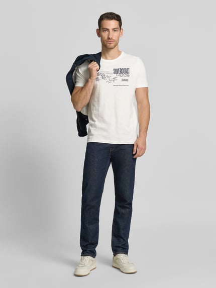 Männermodel trägt Regular Fit T-shirt aus puur katoen van s.Oliver RED LABEL, look: effen, pasvorm: regular fit, motiefprint, mouwvorm: korte mouw, detailrijke textuur, Ganzkörperansicht von vorne