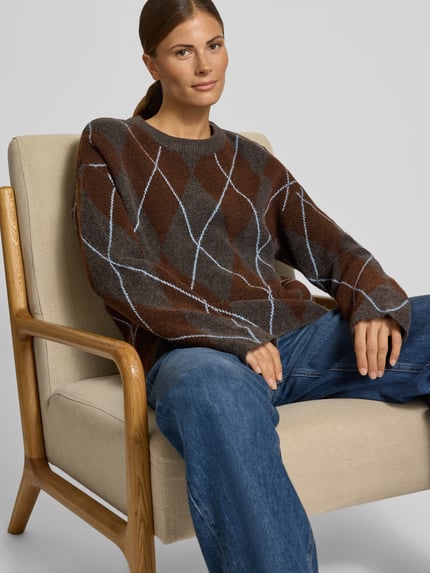 Vrouwenmodel draagt Strickpullover im Allover-Look Modell 'argyle' van VILA, bruin-grijs met ruitpatroon, relaxed fit, materiaal-mix, ronde hals, Ganzkörperansicht van voren.
