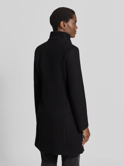Frauenmodel trägt Mantel mit Woll-Anteil und Stehkragen von CINQUE in Schwarz, glatte Struktur, Material-Mix, Straight Fit, Ganzkörperansicht Rückansicht. Rückenlänge 92 cm, Schulterbreite 32 cm, Brustweite 45 cm, Ärmellänge 63 cm.