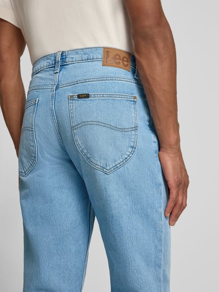 Mężczyzna nosi Straight Fit Jeans im 5-Pocket-Design Modell 'WEST' od Lee, niebieski bawełna z elastanem, szerokość w rozmiarze 32/32: 42 cm, długość nogawki 83 cm, detal tylna część ciała