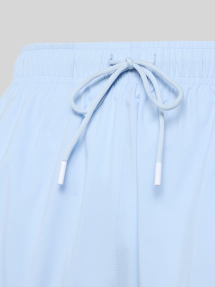 Produktfoto, Badeshorts mit Label-Stitching Modell 'Iconic' von BOSS in Optik: Unifarben mit Signature-Streifen, Bundabschluss: Elastisch, Tunnelzug, Gesäßtasche, seitliche Eingrifftaschen, Materialverarbeitung: Stretch
