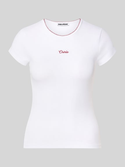 Produktfoto, wit dames t-shirt met statement-stitching van REVIEW, katoenmix met biologisch katoen, ronde hals, nauwsluitend model