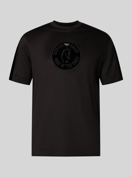 Produktfoto, T-Shirt mit Label-Detail von Emporio Armani aus Lyocell-Baumwoll-Mix in Schwarz, Regular-Fit, gerippter Rundhalsausschnitt, Rückenlänge bei Größe M: 70 cm