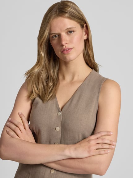 Vrouwenmodel draagt Tailliertes Freizeitkleid aus Viskose-Leinen-Mix Modell 'SIESTA' van Only, beige, uni, getailleerde fit, mouwloos, knoopsluiting, V-hals, flammé, mini, Nahaufnahme bovenlichaam.