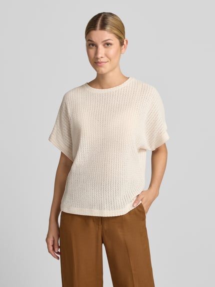 Vrouwenmodel draagt Regular Fit T-Shirt met katoenmix model 'SC-GINGER 1' van Soyaconcept in gebroken wit, Dames t-shirt, textuur grof gebreid, Ganzlichaamsaanzicht van voren.
