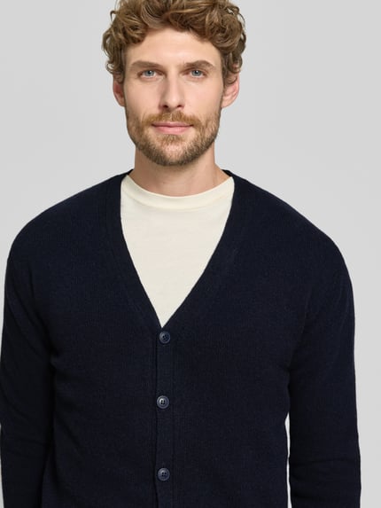 Männermodel trägt Cardigan mit V-Ausschnitt Modell 'KARL' von Casual Friday, dunkelblau, glatte Textur, Baumwoll-Mix, Nahaufnahme Oberkörper.