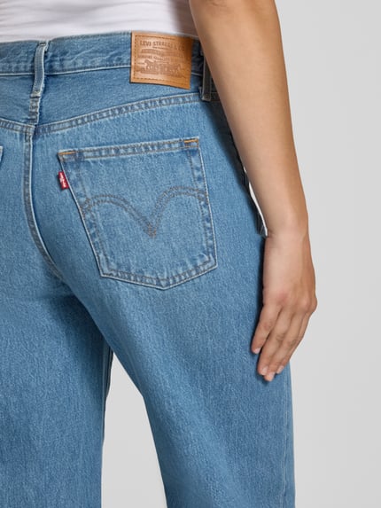 Frauenmodel trägt Wide & Loose Fit Jeans aus reiner Baumwolle Modell 'Levi's® 300' von Levi's®, mittleres Blau, Nahaufnahme Rückansicht, Damen Wide & Loose Fit Jeans von Levi's® 300.