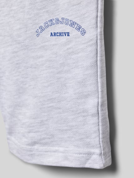 Produktfoto, Shorts mit Logo-Print Modell 'GORDON' von Jack & Jones, hellgrauer Baumwoll-Mix, seitlicher Logo-Print, strukturierte Oberfläche.