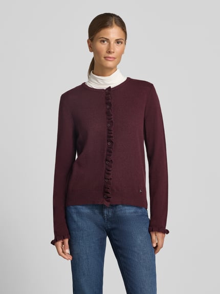 Frauenmodel trägt bordeauxrote Slim Fit Strickjacke aus Schurwoll-Kaschmir-Mix Modell 'ANN' von Brax, glatte Textur, Damen Strickjacke, Ganzkörperansicht von vorne.