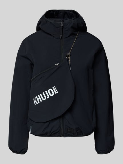 Produktfoto, schwarze Jacke mit Kapuze und Label-Detail Modell 'SHELLY2' von khujo, glatte Oberfläche, sichtbarer Reißverschluss