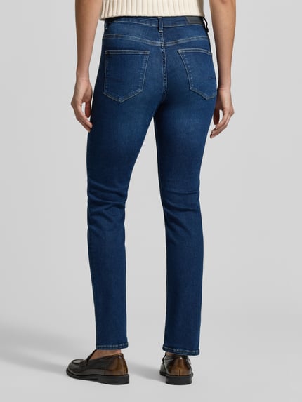 Kobiece modelka nosi ciemnoniebieskie jeansy Straight Fit Jeans aus Baumwoll-Mix Modell 'Celia' od Garcia, tekstura gładka, widok całej sylwetki z tyłu, damskie jeansy Garcia.