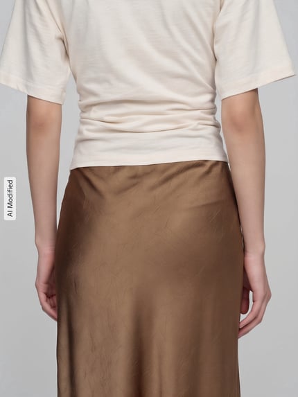 Frauenmodel trägt Leicht ausgestellter Maxi-Rock mit elastischem Bund von Jake*s Collection in Braun mit matter Struktur, Nahaufnahme Rückansicht, KI-modifiziertes Bild