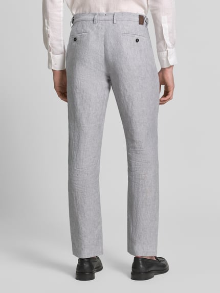 Mannenmodel draagt Leinenhose met französischen Eingrifftaschen van g1920, zuiver linnen, straight fit, strookzakken, grijs, binnenbeenlengte 79 cm, bandwijdte 44 cm, ganzkörperansicht rückansicht.