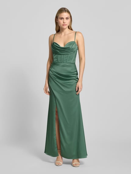 Modelka nosi zielone, satynowe Abendkleid aus Satin mit Raffungen od Hey Kyla, fason A-linia, maxi, rozcięcie z przodu, widok z przodu całościowy.