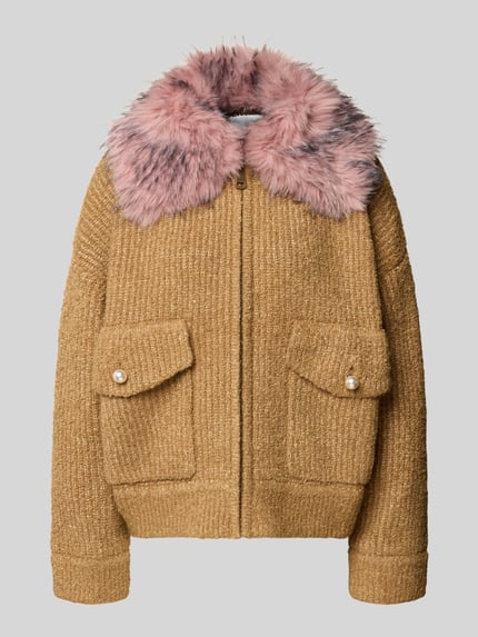 Produktfoto, Loose Fit Strickjacke mit Woll-Anteil Modell 'KANADA' von Essentiel Antwerp, unifarben, Strick, Bouclé, Pattentaschen, langer Arm, gelb mit rosa Fellkragen