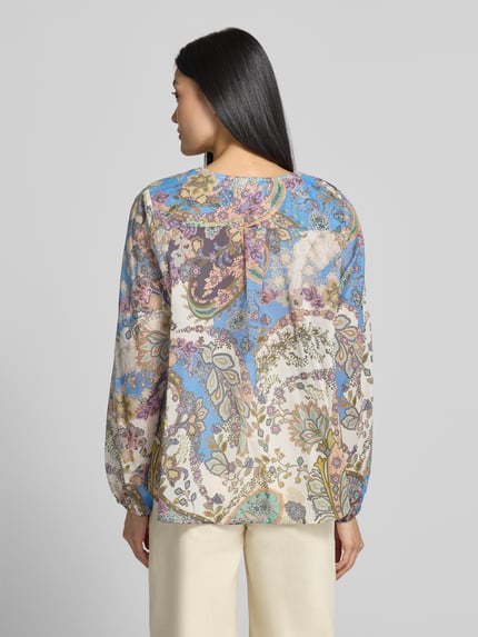 Vrouwenmodel draagt Regular Fit Blouse van pure katoen met V-hals van Smith and Soul, paisleyprint, semitransparant, lange mouwen, rugaanzicht